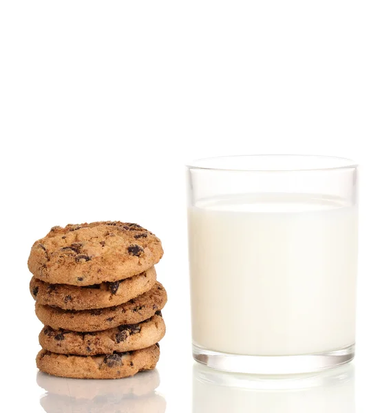 Verre de lait et biscuits isolés sur blanc — Photo