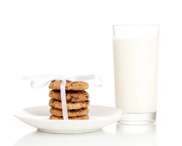Vaso de leche y galletas aisladas en blanco —  Fotos de Stock