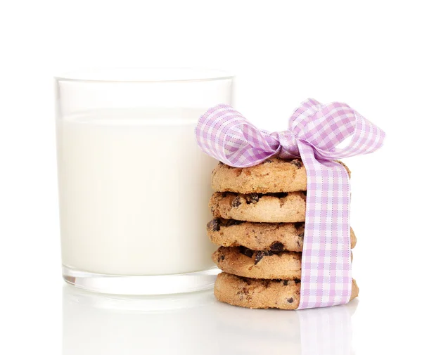 Vaso de leche y galletas aisladas en blanco — Foto de Stock