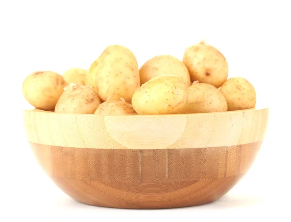 Jonge aardappelen in een houten kom geïsoleerd op wit — Stockfoto