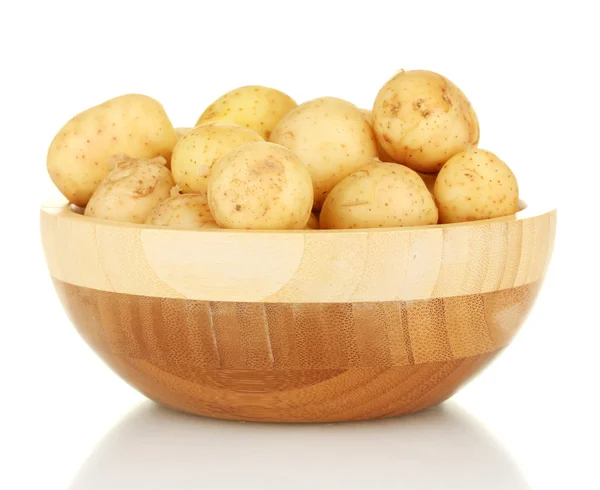 Молодой картофель в деревянной чаше, изолированной на белом — стоковое фото