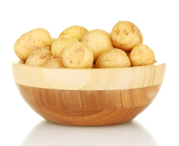 Jeunes pommes de terre dans un bol en bois isolé sur blanc — Photo