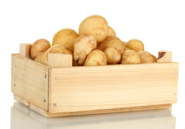 Μικρά πατάτες σε ένα ξύλινο κουτί που απομονώνονται σε λευκό close-up — Φωτογραφία Αρχείου