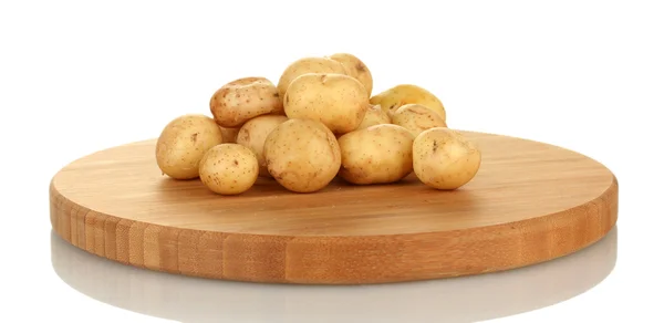Patatas jóvenes en una tabla de cortar aislada sobre fondo blanco —  Fotos de Stock