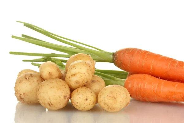 Nové brambory a mrkev na bílém pozadí detail — Stock fotografie