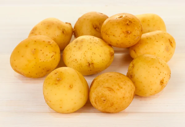 Молода картопля на білому дерев'яному столі крупним планом — стокове фото