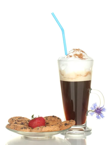 杯咖啡与挞巾、 草莓、 花白色上孤立的鸡尾酒 — 图库照片