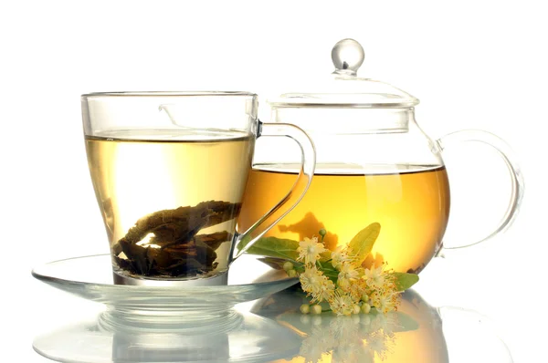 Puchar i czajnik, herbata z lipy i kwiaty na białym tle — Zdjęcie stockowe