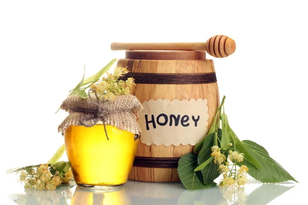 Kruik en vat met linden honing en bloemen geïsoleerd op wit — Stockfoto