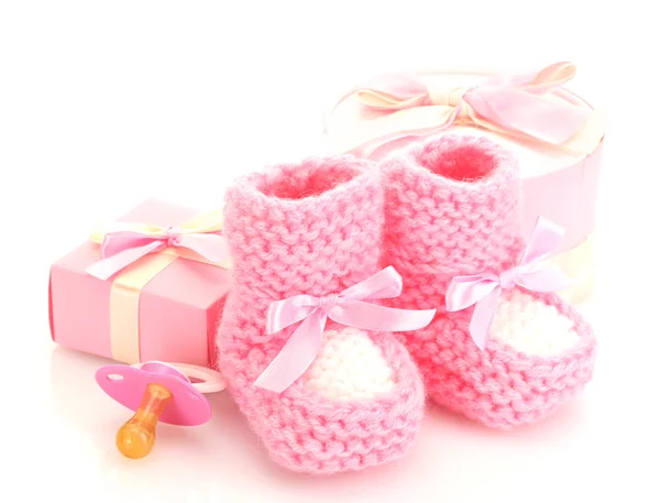 Botas de bebé de color rosa, chupete, regalos y flores aisladas en blanco — Foto de Stock