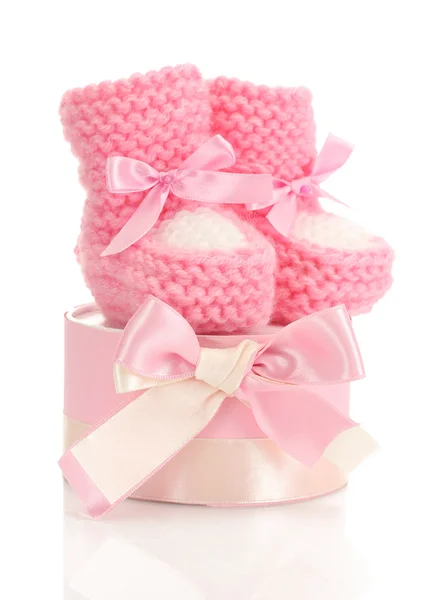 Botas de bebé de color rosa y regalo aislado en blanco —  Fotos de Stock