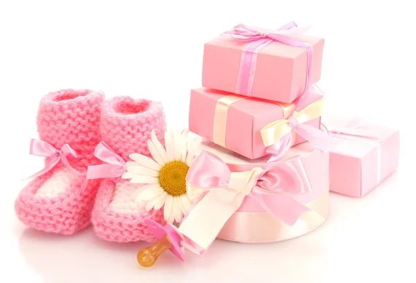 Botas de bebé de color rosa, chupete, regalos y flores aisladas en blanco —  Fotos de Stock