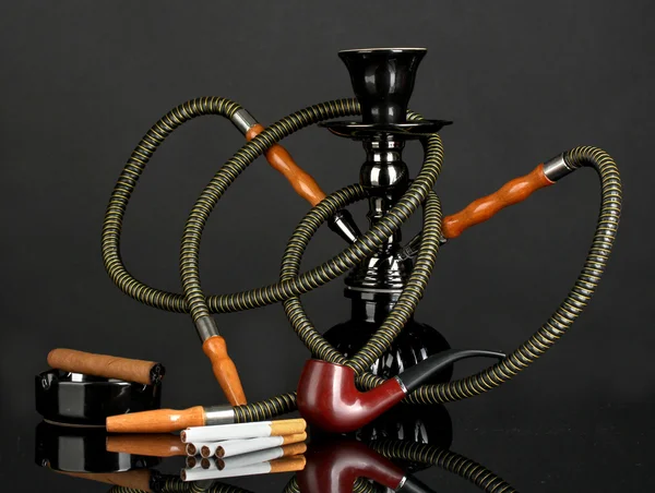 Røykverktøy - en krok, sigar, sigarett og pipe isolert på svart bakgrunn – stockfoto