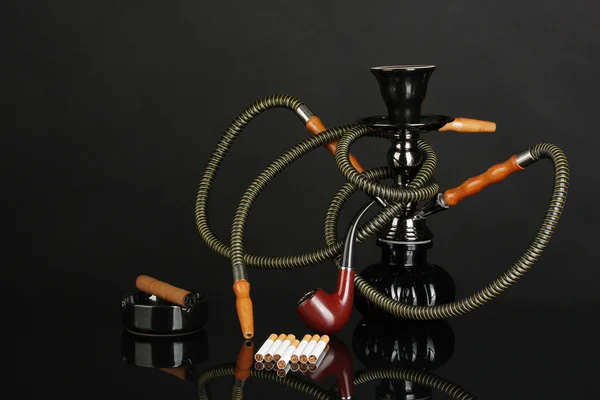 Kouření nástroje - vodní dýmka, doutník, cigarety a potrubí izolované na černém pozadí — Stock fotografie