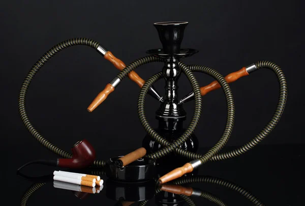 Kouření nástroje - vodní dýmka, doutník, cigarety a potrubí izolované na černém pozadí — Stock fotografie