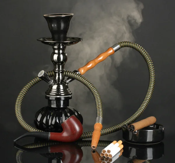 Nástroje pro kouření - vodní dýmka, doutník, cigarety a potrubí na černém pozadí — Stock fotografie