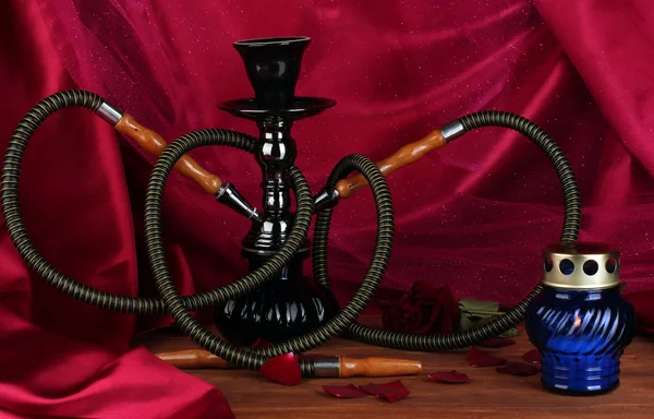 阿拉伯水烟壶上木桌上的红色幕特写背景 — 图库照片