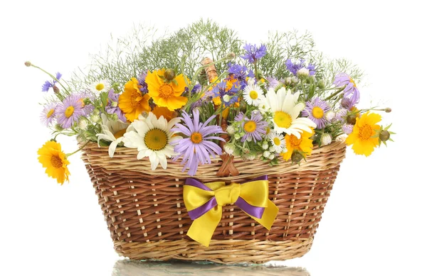 Hermoso ramo de flores silvestres brillantes en la cesta, aislado en blanco —  Fotos de Stock