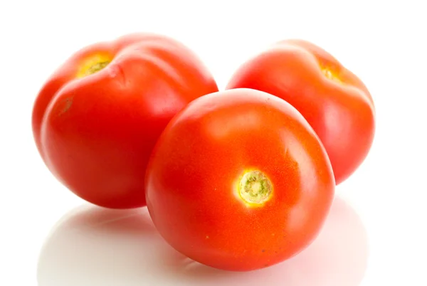 Спелые красные помидоры изолированы на белом — стоковое фото