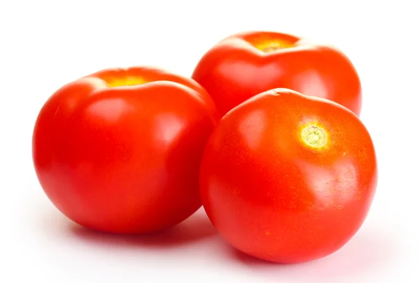 Tomates vermelhos maduros isolados em branco — Fotografia de Stock