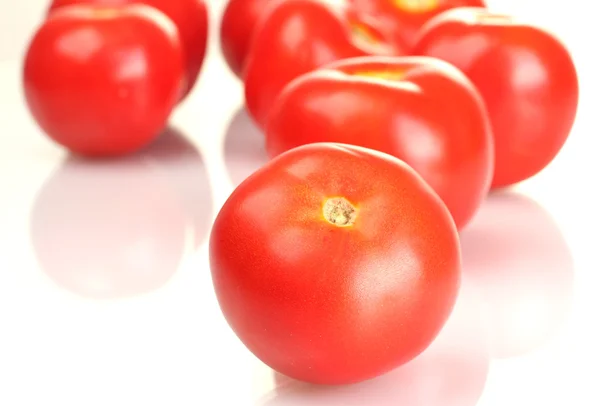 Tomates rojos maduros aislados en blanco —  Fotos de Stock