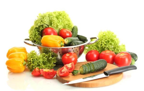 Verdure fresche e coltello su tagliere isolato su bianco — Foto Stock
