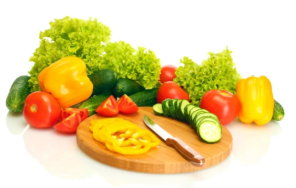新鮮な野菜と白で隔離されるボードを切断にナイフ — ストック写真