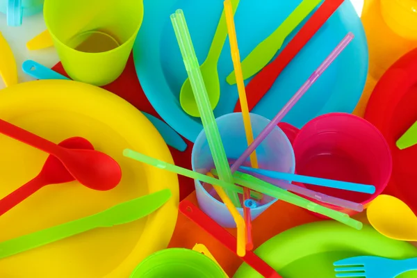 Jasne, plastikowe naczynia jednorazowe zbliżenie — Zdjęcie stockowe