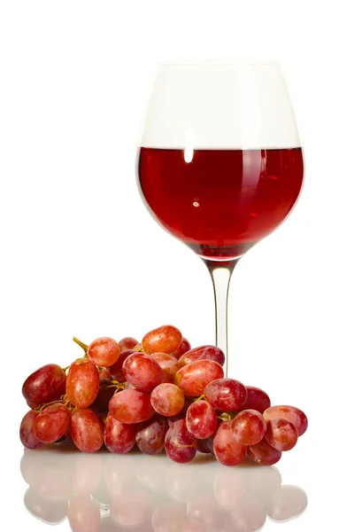 Copo de vinho e uvas maduras isolado em branco — Fotografia de Stock