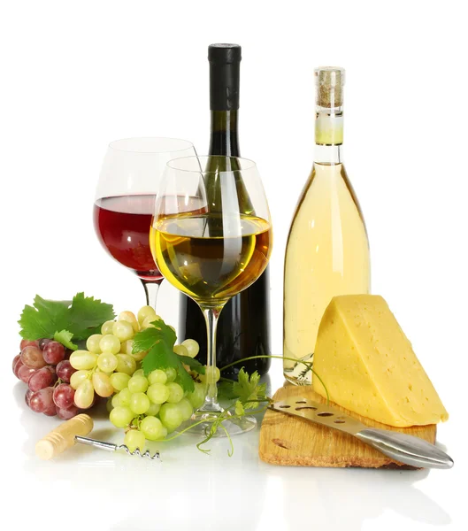 Palackok és poharak, bor, sajt és érett szőlő elszigetelt fehér — Stock Fotó