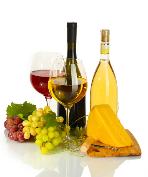 Şişe ve kadeh şarap, peynir ve olgunlaşmış üzümler beyaz izole — Stok fotoğraf