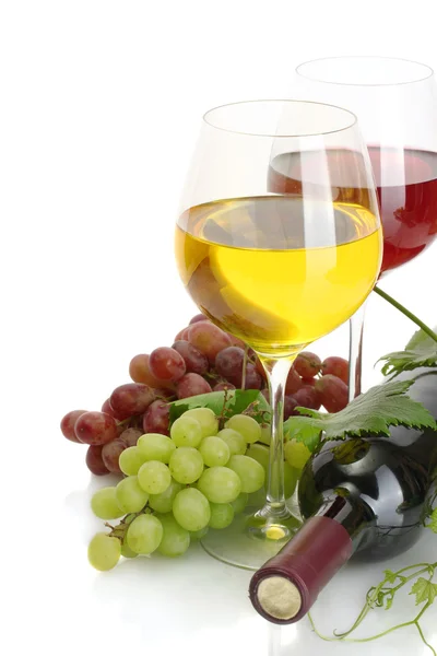 Пляшка та келихи вина та стиглий виноград ізольовані на білому — стокове фото