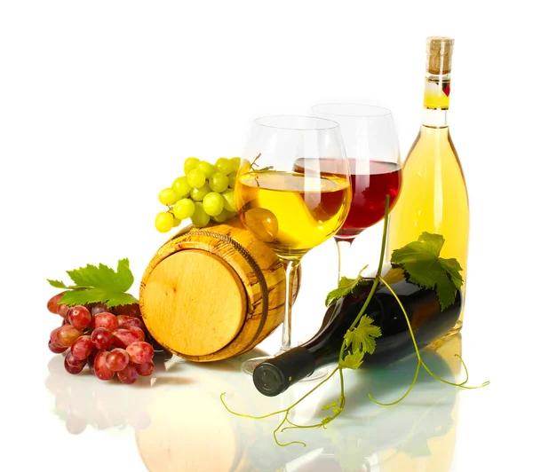 Botte, bottiglie e bicchieri di vino e uve mature isolate su bianco — Foto Stock
