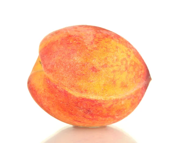 Reifer Pfirsich isoliert auf weiß — Stockfoto