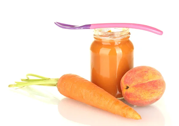 Jar met groenten en fruit babyvoeding en lepel geïsoleerd op wit — Stockfoto
