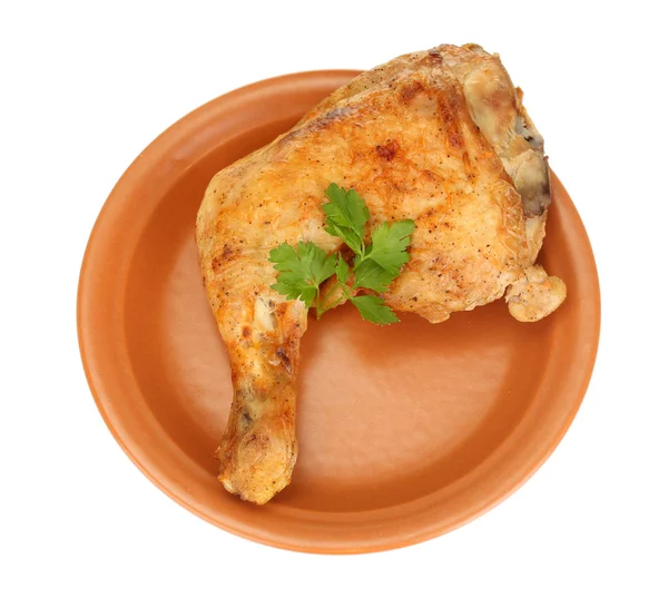 Pierna de pollo asado con perejil en la placa aislada en blanco — Foto de Stock