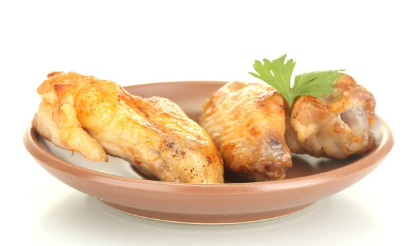 Ali di pollo arrosto con prezzemolo nel piatto isolato su bianco — Foto Stock