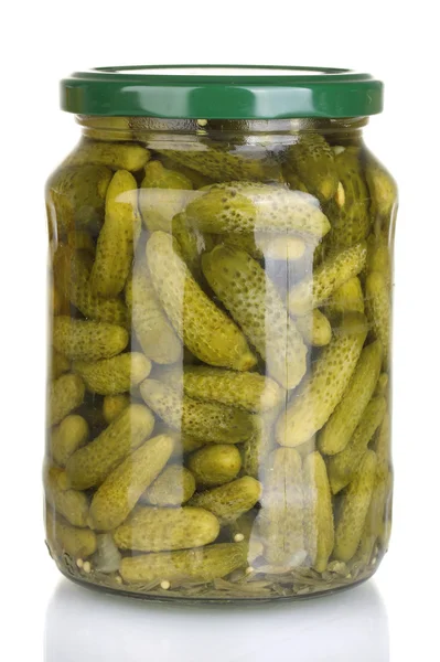 Potje met ingeblikte komkommers geïsoleerd op wit — Stockfoto
