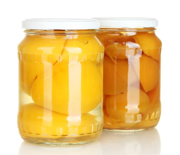 白で隔離されるフルーツの缶詰の jar ファイル — ストック写真