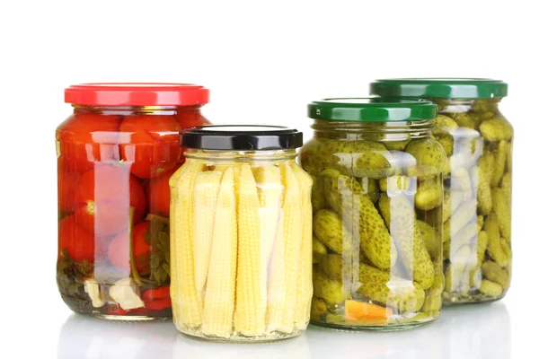 Kavanoz konserve sebzeler üzerinde beyaz izole — Stok fotoğraf