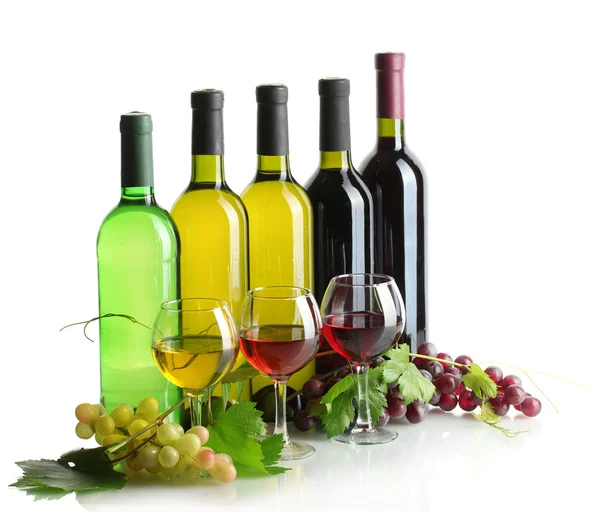 Bottiglie e calici di vino e uve mature isolate su bianco — Foto Stock