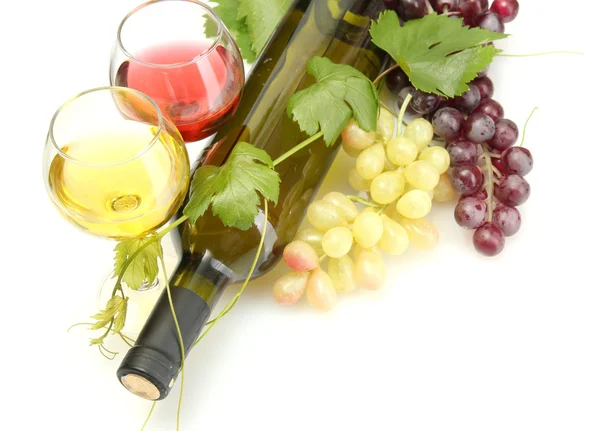 Flaska och glas vin och mogna druvor isolerad på vit — Stockfoto
