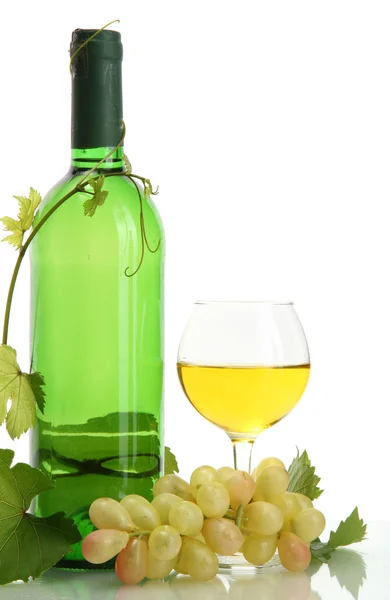 Botella, copa de vino y uvas maduras aisladas sobre blanco — Foto de Stock