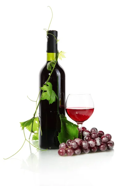 Garrafa, copo de vinho e uvas maduras isoladas sobre branco — Fotografia de Stock