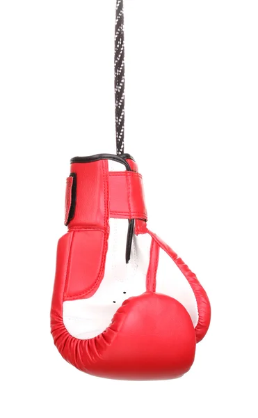 Roter Boxhandschuh hängt isoliert auf weißem Grund — Stockfoto