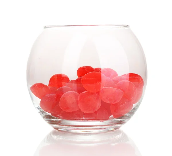 Цветные конфеты в стекле изолированы на белом — стоковое фото