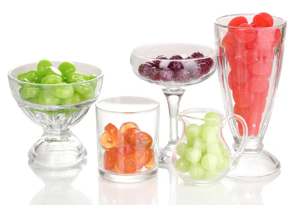 Caramelle a colori in bicchieri isolati su bianco — Foto Stock
