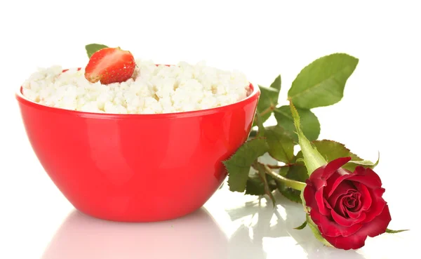 Cottage cheese with strawberry in red bowl and flowers on white background close-up — Stock Photo, Image