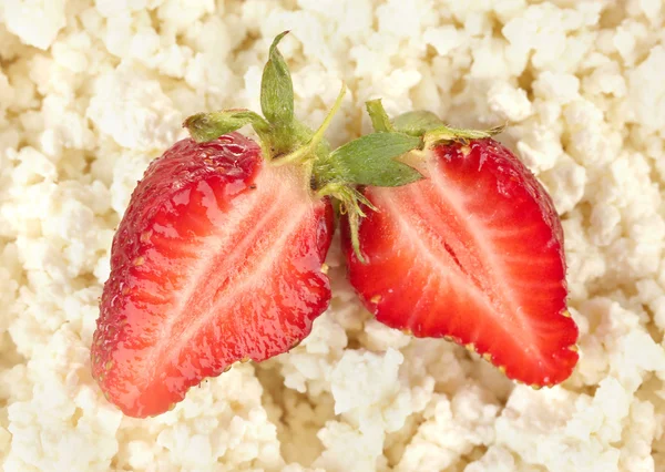 Cottage cheese with strawberry in wooden bowl close-up — Stock Photo, Image