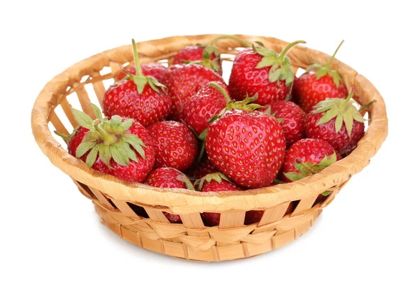 Fresas dulces maduras en cesta aislada sobre blanco —  Fotos de Stock